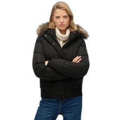 Damska kurtka puchowa Superdry Ella Everest. Czarne kurtki Superdry, na zimę, bez wzorów, z puchu, bez kaptura. W wyprzedaży za 627.50 zł.