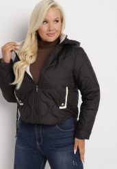 Czarna Kurtka Krótka z Pikowaniem i Odpinanym Kapturem Taraes. Czarne kurtki Born2be, xl, bez wzorów, z jeansu, eleganckie. W wyprzedaży za 132.99 zł.