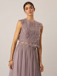 APART Top w kolorze fiołkowym rozmiar: 38. Różowe topy Apart, bez wzorów, z koronki, bez kołnierzyka, bez ramiączek. Za 148.61 zł.