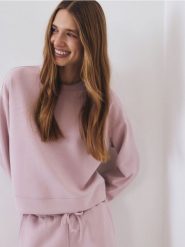 Bluza z dodatkiem modalu - pastelowy róż. Czerwone bluzy Reserved, l, bez wzorów, z dzianiny, bez kaptura. Za 109.99 zł.