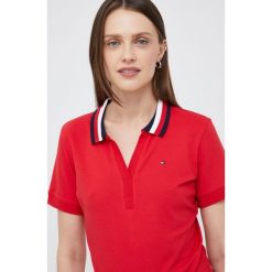 Tommy Hilfiger polo damski kolor czerwony z kołnierzykiem. Czerwone t-shirty Tommy Hilfiger, bez wzorów, z dzianiny, bez kołnierzyka, bez ramiączek. W wyprzedaży za 254.99 zł.