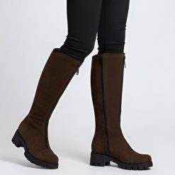 Kozaki damskie Simen, zamszowe z podeszwą z tworzywa i na stabilnym klocku, brązowe, 4259A-W. Brązowe kozaki Simen, bez wzorów, z weluru, eleganckie, bez obcasa, bez zapięcia. Za 543.99 zł.