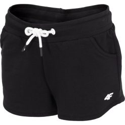 Spodenki damskie dresowe SKDD300 - głęboka czerń. Szorty sportowe marki 4f. Za 49.99 zł.