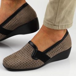 Szare półbuty damskie na koturnie M.Daszyński 2166-7. Szare półbuty wsuwane M.Daszyński, w ażurowe wzory, z zamszu, bez obcasa, na koturnie. Za 119.00 zł.