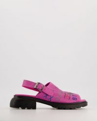 RÓŻOWE SANDAŁY Z NADRUKIEM 0751023 57 FUXIA. Czerwone sandały Venezia, bez wzorów, ze skóry, bez obcasa, bez zapięcia. Za 269.00 zł.