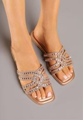 Szampańskie Klapki z Przeplatanymi Paskami Zdobione Cyrkoniami Tenemira. Żółte klapki Renee, z aplikacjami, eleganckie, bez obcasa, na płaskiej podeszwie, bez zapięcia. Za 69.99 zł.