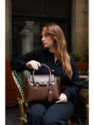 Victor & Hugo Paris Skórzana torebka "Jany" w kolorze brązowym - 25 x 19 x 7 cm rozmiar: onesize. Brązowe torebki klasyczne Victor & Hugo Paris, bez wzorów, z materiału, przez ramię, bez dodatków. Za 347.99 zł.