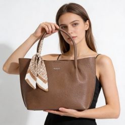 Torebka damska Rieker, ze skóry ekologicznej o prostej eleganckiej formie z ozdobną apaszką przy uchwycie wygodna do noszenia w dłoni i na ramieniu,. Brązowe shopper bag Rieker, bez wzorów, ze skóry ekologicznej, biznesowe, na ramię, bez dodatków. Za 279.00 zł.