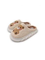 Wsuwane kapcie teddy z motywem misia - kremowy. Białe kapcie Sinsay, bez wzorów. Za 32.99 zł.