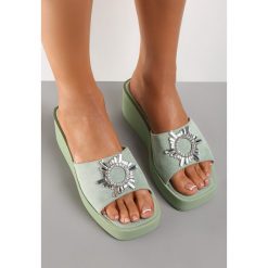 Zielone Klapki Kipmey. Zielone klapki Renee, z aplikacjami, eleganckie, bez obcasa, na koturnie, bez zapięcia. W wyprzedaży za 71.99 zł.