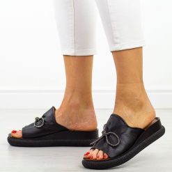 Czarne skórzane klapki damskie na platformie T.Sokolski 154. Czarne klapki Sokolski, z aplikacjami, ze skóry, klasyczne, bez obcasa, na platformie, bez zapięcia. Za 259.00 zł.