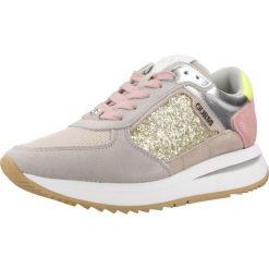 Buty GUESS FLPE2G LEM12 Beżowy. Brązowe buty trekkingowe Guess, z tkaniny, bez zapięcia. Za 541.99 zł.