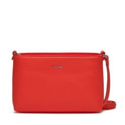 Torebka Calvin Klein. Brązowe listonoszki Calvin Klein, bez wzorów, bez dodatków. Za 249.99 zł.