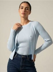 Prążkowany kardigan zapinany na guziki - niebieski. Niebieskie swetry Sinsay, l, bez wzorów, prążkowane, bez ramiączek. Za 39.99 zł.