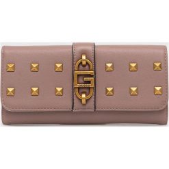 Guess portfel damski kolor różowy. Czerwone portfele Guess, z aplikacjami. Za 279.99 zł.
