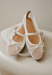 Białe Balerinki Vices z Siateczki Zdobione Kokardą i Paskiem z Klamerką Niladwena. Białe baleriny Born2be, z aplikacjami, eleganckie, bez obcasa, bez zapięcia. Za 59.99 zł.