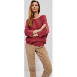 Sweter typu nietoperz różany. Czerwone swetry MOODO, s, bez wzorów, z poliamidu, bez ramiączek. W wyprzedaży za 64.99 zł.