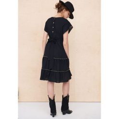 Sukienka Qło BS Czarny. Czarne sukienki blue shadow, na co dzień, m, bez wzorów, z bawełny, bez kołnierzyka, bez ramiączek, plisowane. Za 299.90 zł.