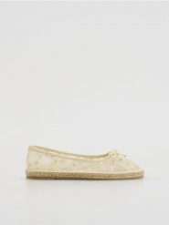 Transparentne espadryle - złamana biel. Espadryle Reserved, bez wzorów, bez obcasa. Za 139.99 zł.