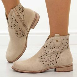 Beżowe skórzane ażurowe botki damskie T.Sokolski w26-50. Brązowe botki Sokolski, w ażurowe wzory, z jeansu, biznesowe, z okrągłym noskiem, bez obcasa, na obcasie, bez zapięcia. W wyprzedaży za 251.10 zł.