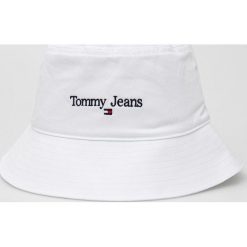 Tommy Jeans kapelusz bawełniany kolor biały bawełniany. Białe kapelusze Tommy Jeans, bez wzorów, z bawełny. W wyprzedaży za 109.99 zł.