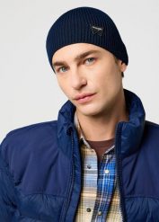 CZAPKA ZIMOWA UNISEX WRANGLER EASY BEANIE NAVY 112372931. Niebieskie czapki zimowe Wrangler, bez wzorów. Za 89.99 zł.