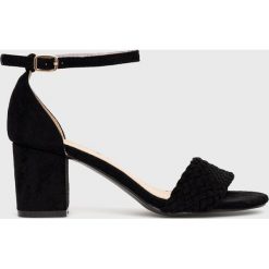 Answear Lab sandały kolor czarny. Czarne sandały Answear Lab, bez wzorów, z materiału, bez obcasa, na obcasie, bez zapięcia. Za 149.99 zł.