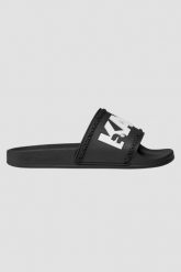 KARL LAGERFELD Czarne klapki Kondo Karl Logo Slide. Czarne klapki KARL LAGERFELD, bez wzorów, bez obcasa, bez zapięcia. W wyprzedaży za 249.99 zł.
