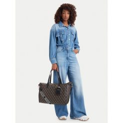Torebka Guess. Brązowe shopper bag Guess, z aplikacjami, bez dodatków. Za 794.99 zł.