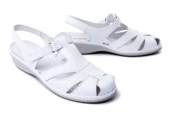 SUAVE 720007-03 white, sandały damskie. Białe sandały Suave, bez wzorów, ze skóry, bez obcasa, na koturnie, bez zapięcia. Za 379.90 zł.