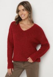 Bordowy Sweter z Dodatkiem Wełny i Dekoltem w Serek Estorea. Czerwone swetry Born2be, uniwersalny, bez wzorów, z wełny, eleganckie, bez ramiączek. Za 109.99 zł.