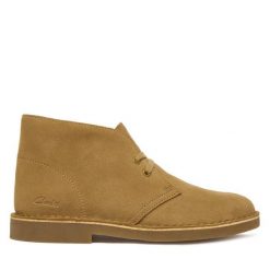 Trzewiki Clarks. Brązowe botki Clarks, bez wzorów, bez obcasa, na płaskiej podeszwie, bez zapięcia. Za 389.99 zł.