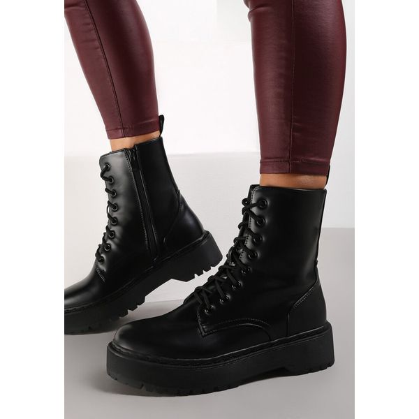 Czarne Botki Ohiriesh. Czarne botki Renee, bez wzorów, z okrągłym noskiem, za kostkę, bez obcasa, na platformie, bez zapięcia. Za 139.99 zł.