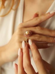 Pierres delicates Pozłacany pierścionek z perłą i kwarcem rozmiar: onesize. Różowe pierścionki Pierres delicates, z kwarcem, pozłacane. Za 39.99 zł.