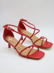 Bellucci Sandały w kolorze czerwonym rozmiar: 36. Czerwone sandały Bellucci, bez wzorów, z otwartym noskiem, bez obcasa, na koturnie, bez zapięcia. Za 100.99 zł.