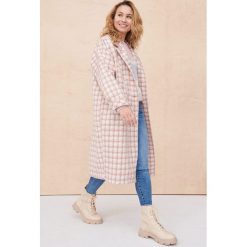 Płaszcz Damski Inverness BS Pepitka Róż. Czerwone płaszcze blue shadow, na wiosnę, m, bez wzorów, z tkaniny, bez kaptura. W wyprzedaży za 269.95 zł.