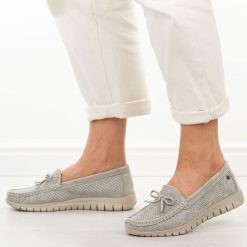 Szare ażurowe skórzane mokasyny damskie Vinceza 95401. Szare mokasyny VINCEZA, z aplikacjami, z jeansu, z okrągłym noskiem. Za 199.00 zł.