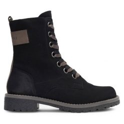 Botki Lasocki. Czarne botki Lasocki, bez wzorów, bez obcasa, na płaskiej podeszwie, bez zapięcia. Za 174.99 zł.