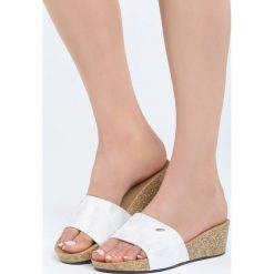 Białe Klapki Brioche. Klapki marki Born2be. Za 39.99 zł.
