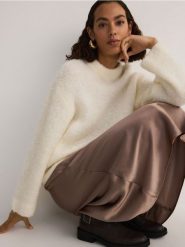 Sweter z wełną i dodatkiem moheru - złamana biel. Swetry Reserved, l, bez wzorów, z dzianiny, bez ramiączek. W wyprzedaży za 249.99 zł.