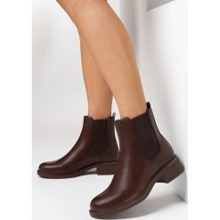 Brązowe Botki Laorelia. Brązowe botki Born2be, bez wzorów, ze skóry, przed kolano, bez obcasa, na płaskiej podeszwie, bez zapięcia. W wyprzedaży za 142.49 zł.