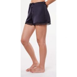 Etam szorty piżamowe SENTIMENT - SHORT damskie kolor czarny satynowa. Czarne piżamy Etam, l, bez wzorów, z koronki, bez kołnierzyka, bez ramiączek. Za 119.99 zł.