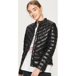 Pikowana kurtka - Czarny. Kurtki marki QUECHUA. W wyprzedaży za 49.99 zł.
