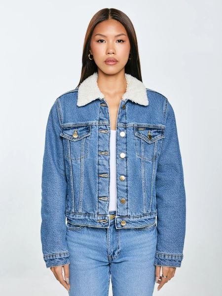 Kurtka damska jeansowa z kożuszkiem niebieska Aspen 485. Niebieskie kurtki BIG STAR, l, bez wzorów, z denimu, eleganckie, bez kaptura. W wyprzedaży za 399.99 zł.