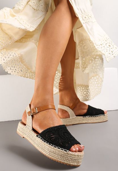 Czarne Sandały Espadryle na Platformie z Juty z Plecionym Noskiem Peralla. Czarne sandały Born2be, z aplikacjami, z jeansu, bez obcasa, na platformie, bez zapięcia. Za 79.99 zł.