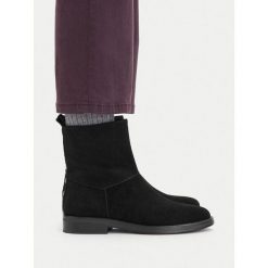 Botki Lasocki. Czarne botki Lasocki, bez wzorów, bez obcasa, na płaskiej podeszwie, bez zapięcia. Za 269.99 zł.