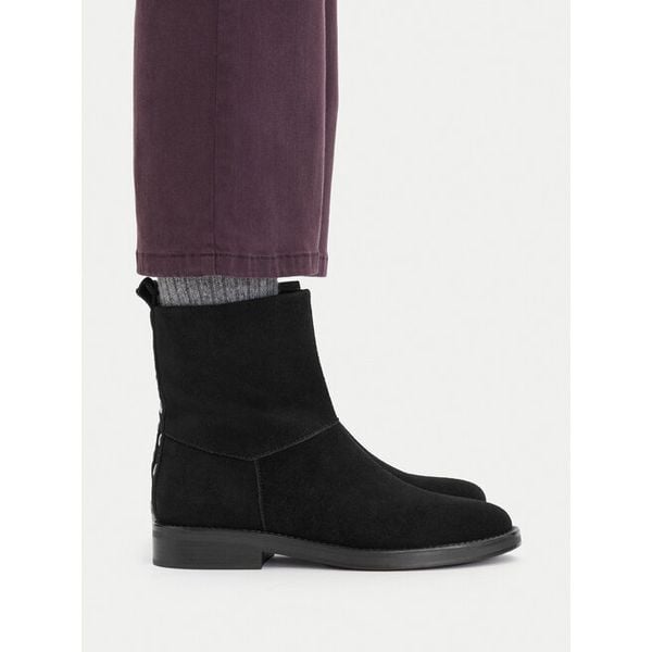 Botki Lasocki. Czarne botki Lasocki, bez wzorów, bez obcasa, na płaskiej podeszwie, bez zapięcia. Za 269.99 zł.