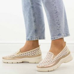 Beżowe przewiewne półbuty damskie Potocki 103302. Brązowe półbuty wsuwane POTOCKI, na lato, bez wzorów, z jeansu, klasyczne, z okrągłym noskiem, bez obcasa, na płaskiej podeszwie. Za 119.00 zł.