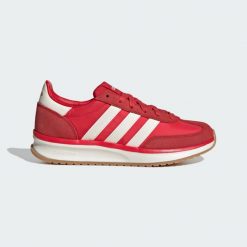 Buty RUN 70s 2.0. Białe buty trekkingowe adidas, bez wzorów, ze skóry, bez zapięcia, trekkingowe. Za 299.00 zł.