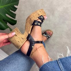 Czarne skórzane sandały damskie na platformie Porronet 3178. Czarne sandały Porronet, bez wzorów, z jeansu, casualowe, bez obcasa, na platformie, bez zapięcia. Za 349.00 zł.